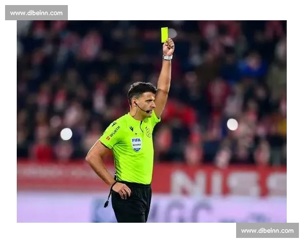 一张红牌改变比赛走向裁判判罚引发全场争议与反思足球规则与体育精神的再审视